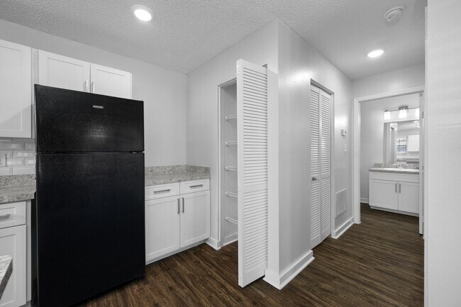 Foto del edificio - 7110 Tudor Ln