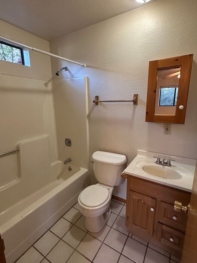Building Photo - Adorable Downtown Unit!