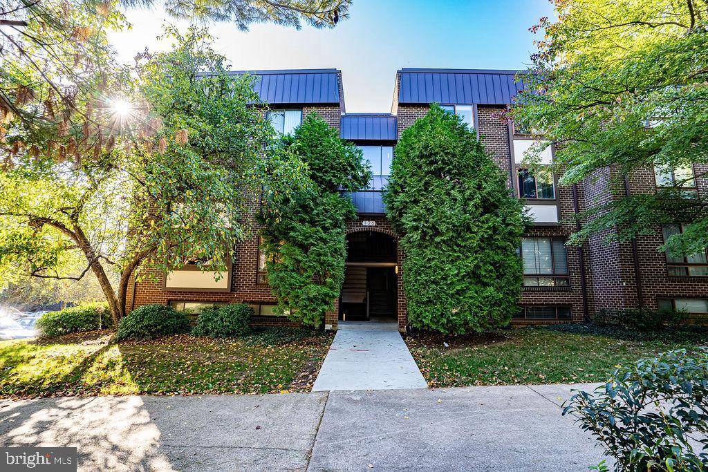 126 Roberts Ln Unit 200, Alexandria, VA 22314 Condo for Rent in