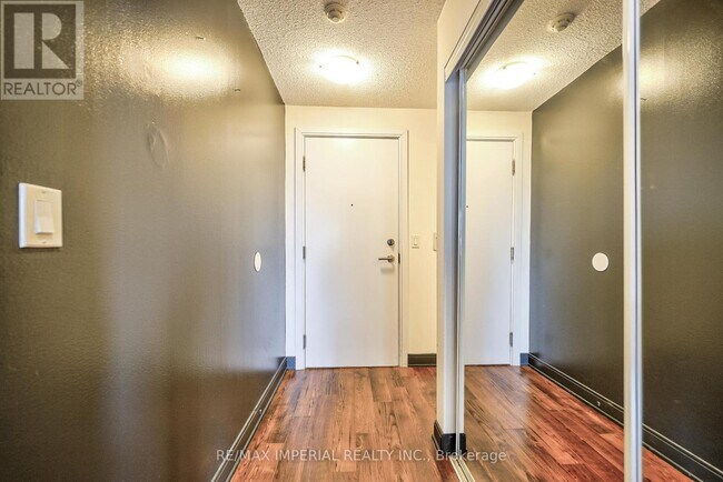 Photo du bâtiment - 330 Burnhamthorpe Rd W