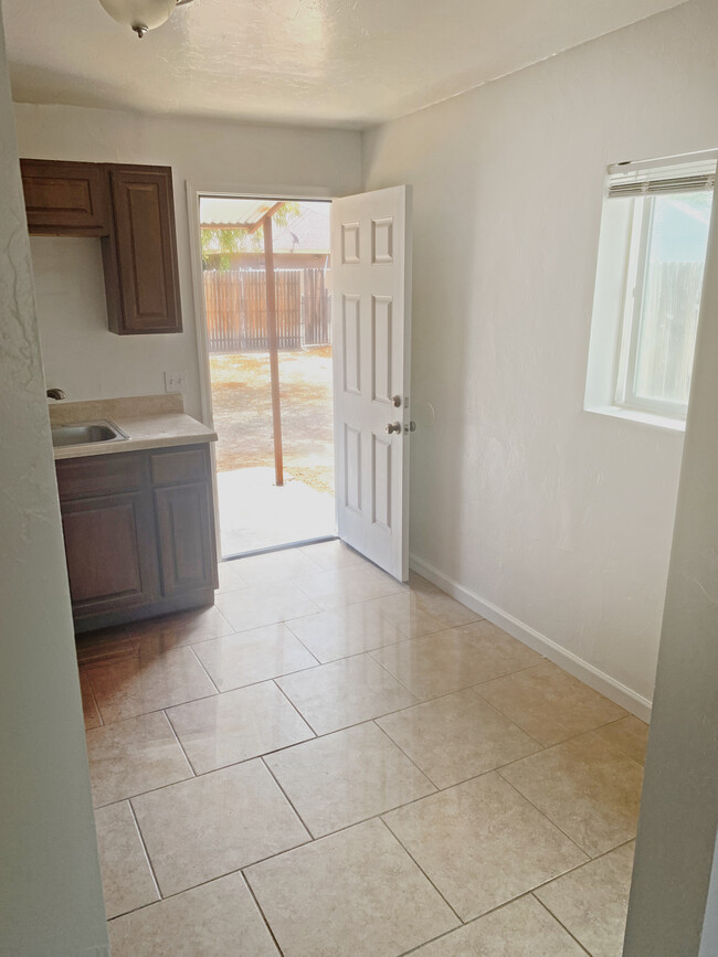 Kitchen - 2814 N Palo Verde Ave