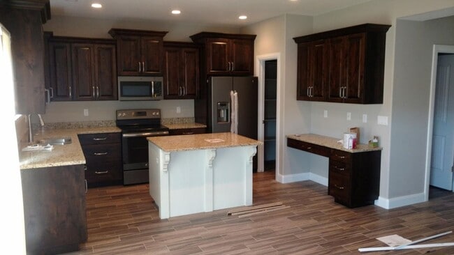 Building Photo - 3 Bedroom, 2.5 Bathroom Townhome Available...