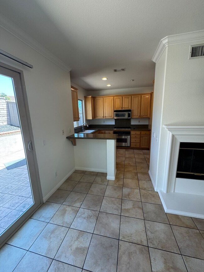 Building Photo - Beautiful Mission Valley Townhome in Escal...