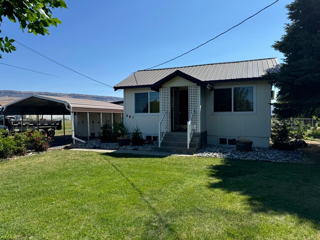 Front Yard - 201 N Nile Ave