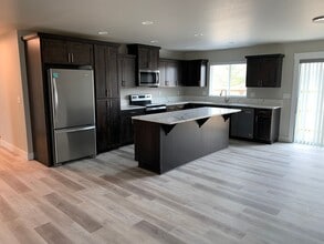 Building Photo - 840 W Crystal Ct