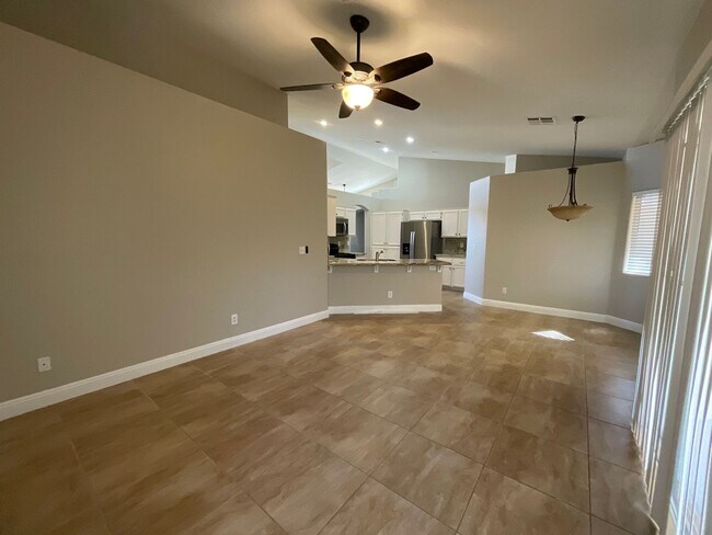 Foto del edificio - Single story beautiful home on corner, 3br...
