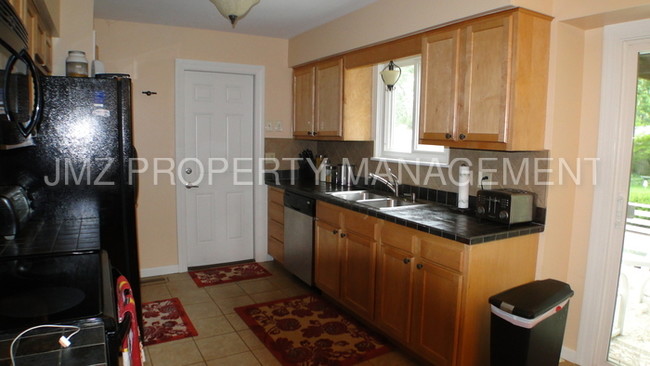 Building Photo - PERFECT BRICK TRI-LEVEL HOME FOR LEASE!