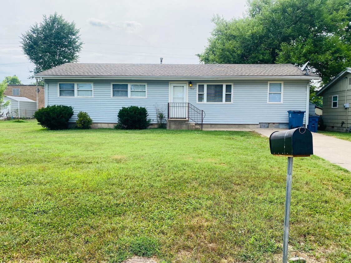 1002 Shartel Dr, Neosho, MO 64850 House Rental in Neosho, MO