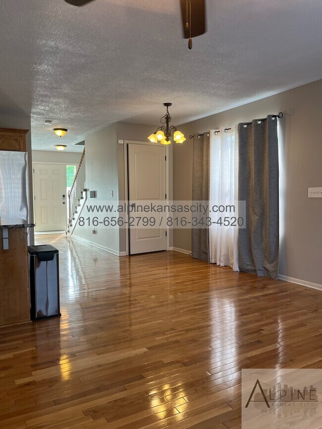 Building Photo - Beautiful Town Home w/ Large Sauna