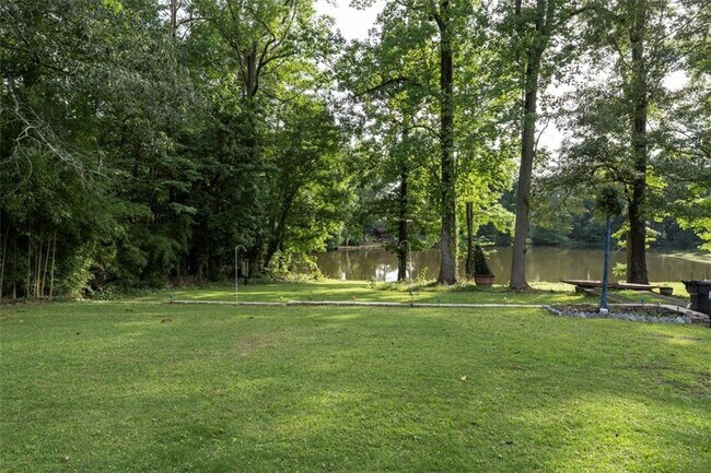 Foto del edificio - 2560 Piney Wood Ln