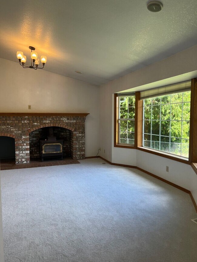 Building Photo - 3 bedroom 2.5 bathroom Home in Lake Steven...