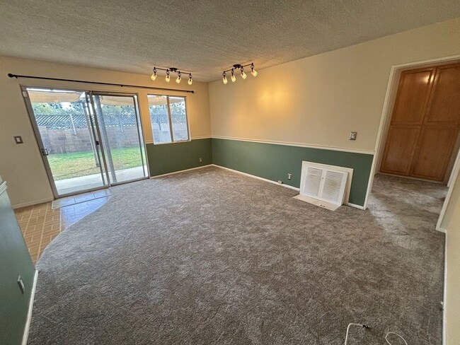 Building Photo - 3 bedroom home in Lakewood available now