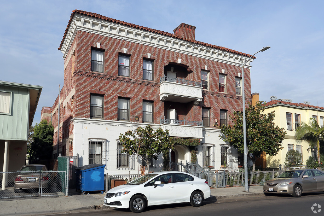 Primary Photo - Budlong Apartments