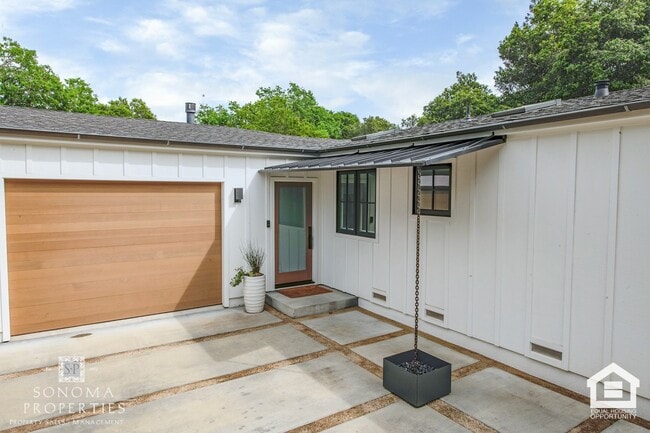Building Photo - 3 Bedroom Exquisitely Furnished Home