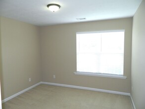 Building Photo - 498 Sebastian Dr