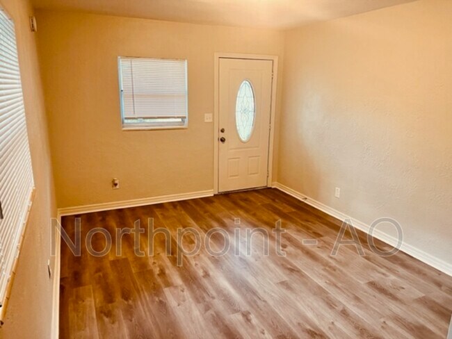 Building Photo - 8951 MacArthur Ct S