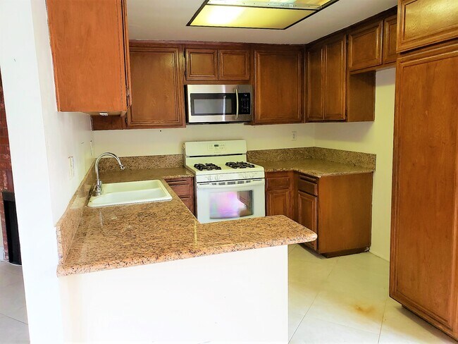 Building Photo - 21815 Saticoy St