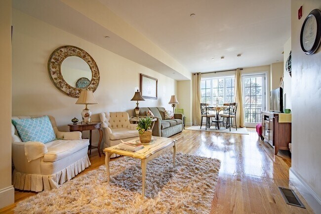 Foto del edificio - 93 E Central St