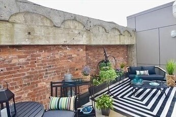 Private Balcony - 121 Portland St