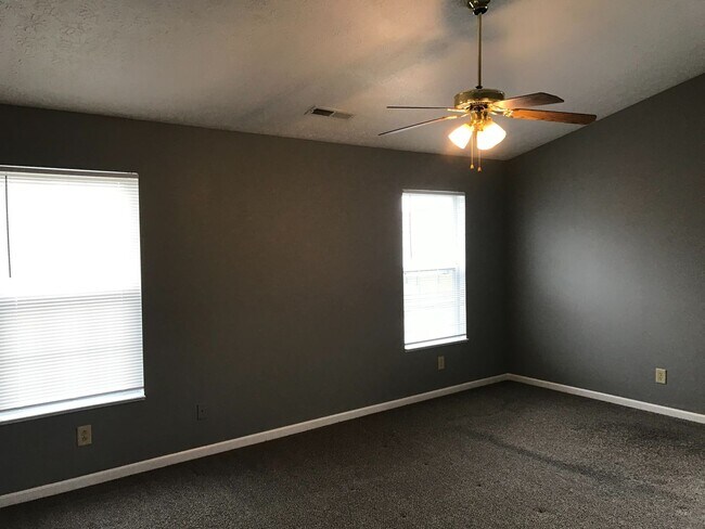 Foto del edificio - Plainfield - 3 BR + loft