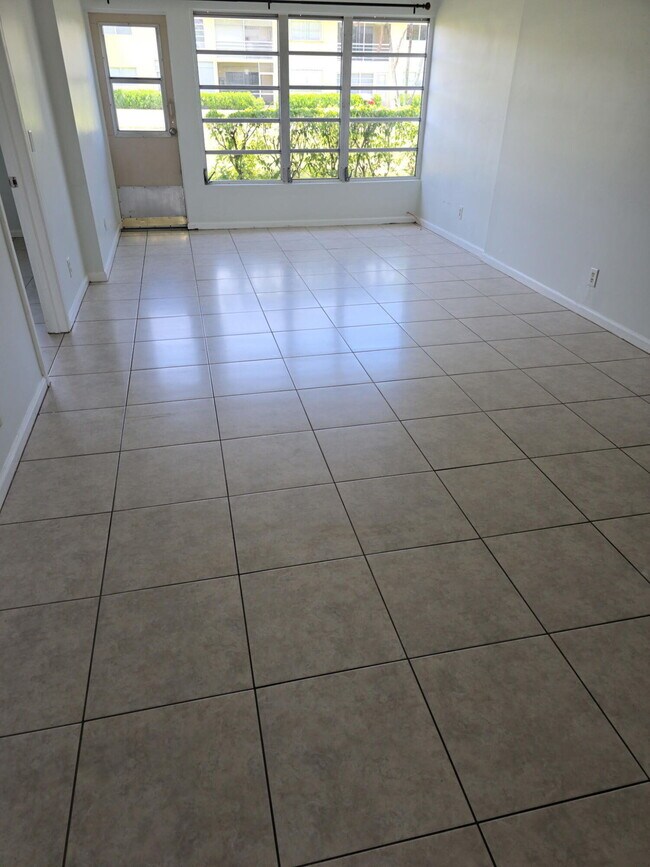 Foto del edificio - 9851 Sandalfoot Blvd