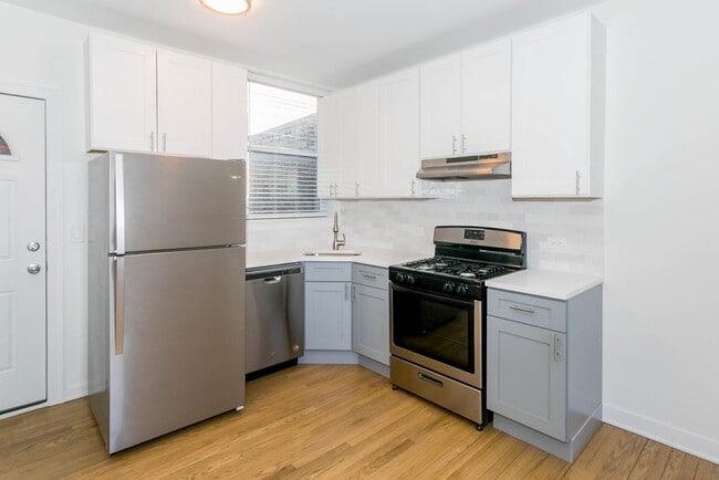 Building Photo - 5200 N Damen Ave