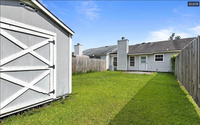 Building Photo - 733 Pinewood Dr