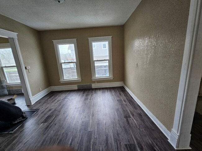 Building Photo - MOVE IN SPECIAL! 1ST MONTH RENT FREE! JUST...
