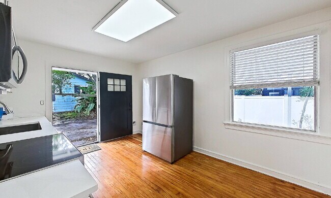 Foto del edificio - Pristine Neptune Beach Efficiency Unit Remodel: 2 Blocks to the Sand and Walkable to Everything!