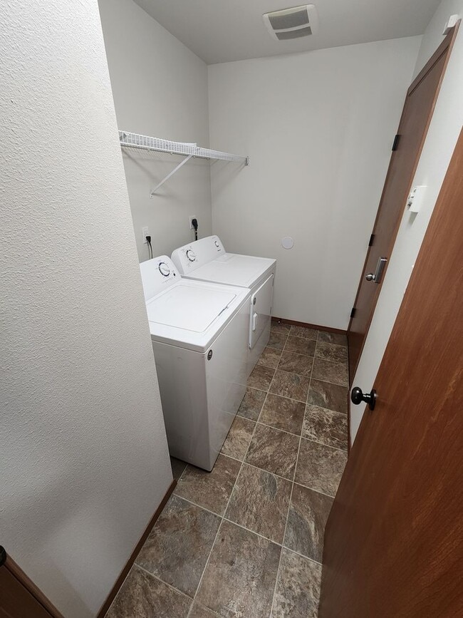 Building Photo - Beautiful 3-Bedroom Home in Spanaway – App...