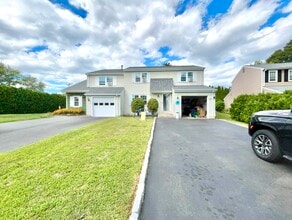 Building Photo - 6 Pebble Dr