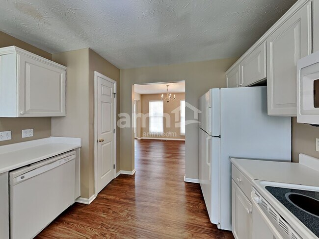 Foto del edificio - 911 Balsam Wood Ln
