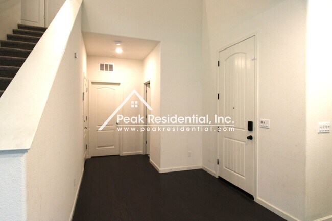 Foto del edificio - Newer 4bd/3ba Folsom Home with 2 Car Garage