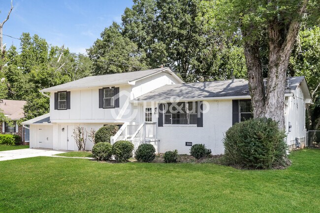 Building Photo - Fantastic 3bd/2ba home! Coming soon!