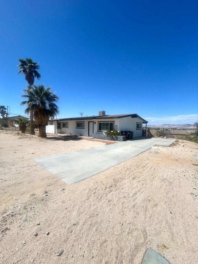 Foto del edificio - 4 Bedroom 2 Bathroom Home in Quiet Neighborhood