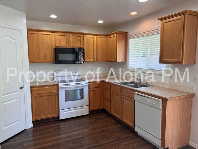 Building Photo - 833 W Hackamore Ave