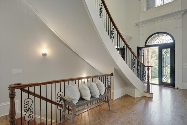Building Photo - 453 Londonberry Rd NW