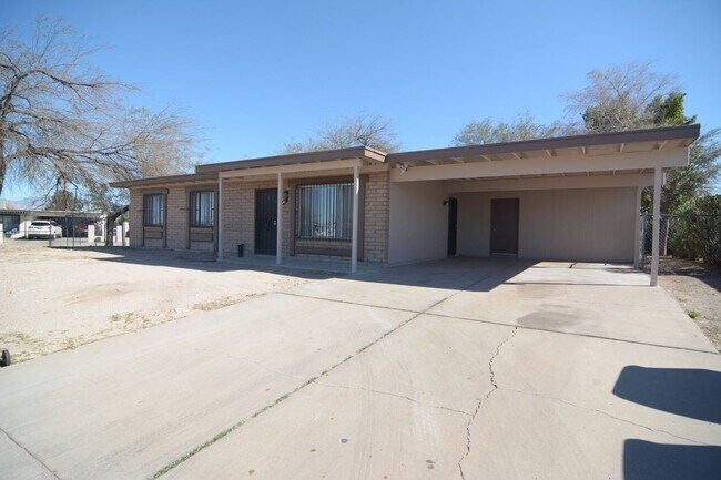 Building Photo - Remodeled 4 Bedroom 2 Bath Home! Great Sou...