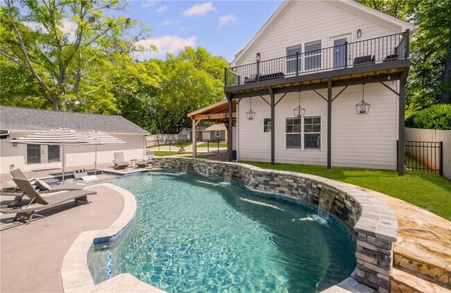 Foto del edificio - 8175 Main St