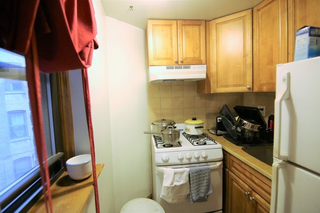 Building Photo - 305 W 92nd St