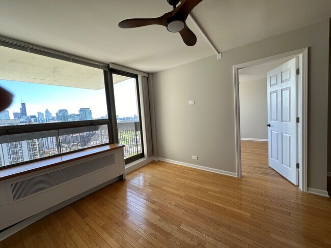 Foto del edificio - 1460 N Sandburg Terrace