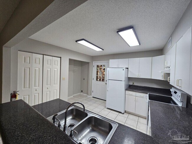Foto del edificio - 6832 Hunt St