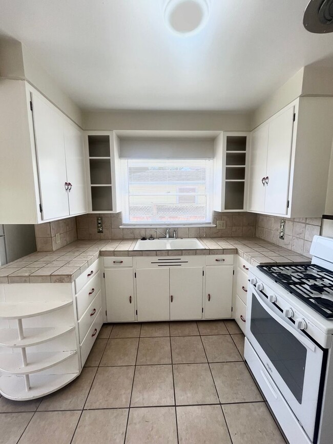Building Photo - Charming 2 Bedroom Cottage in the Heart of Downtown Paso Robles! AVAILABLE June 20, 2026 **DO NOT...