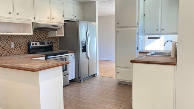 Building Photo - Gorgeous house - Huge Backyard with Bonus ...