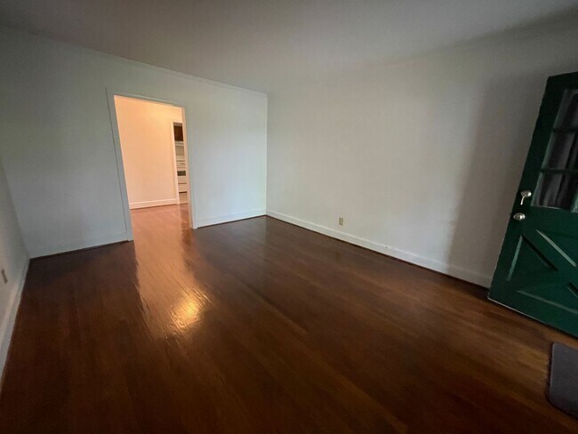 Building Photo - Adorable 2 Bedroom Condo In Whilden Place