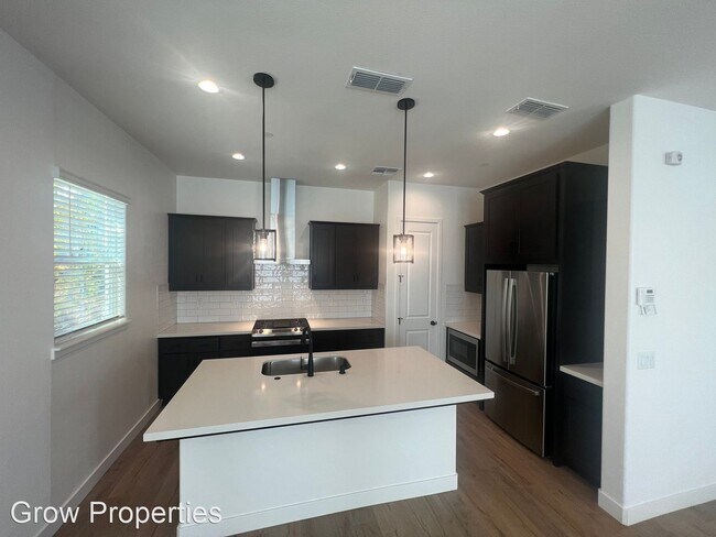 Foto del edificio - 4 br, 3 bath House - 3299 Ronald Regan Street