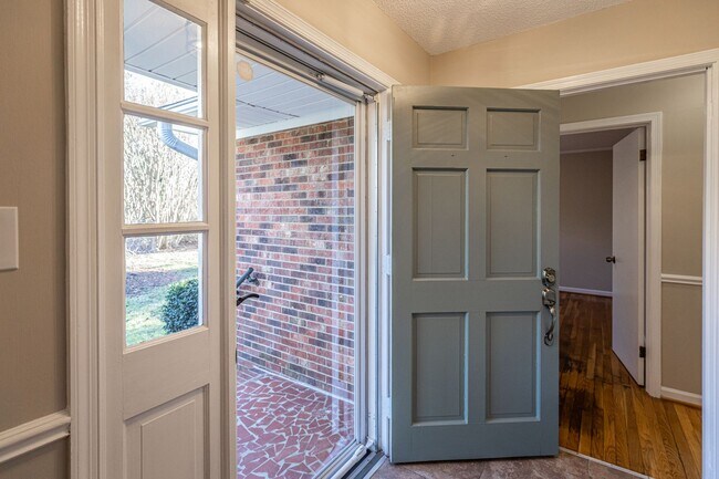 Foto del edificio - Northern Greensboro, Brick Ranch, Hardwood...