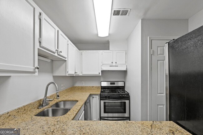 Building Photo - 741 Oak Dr