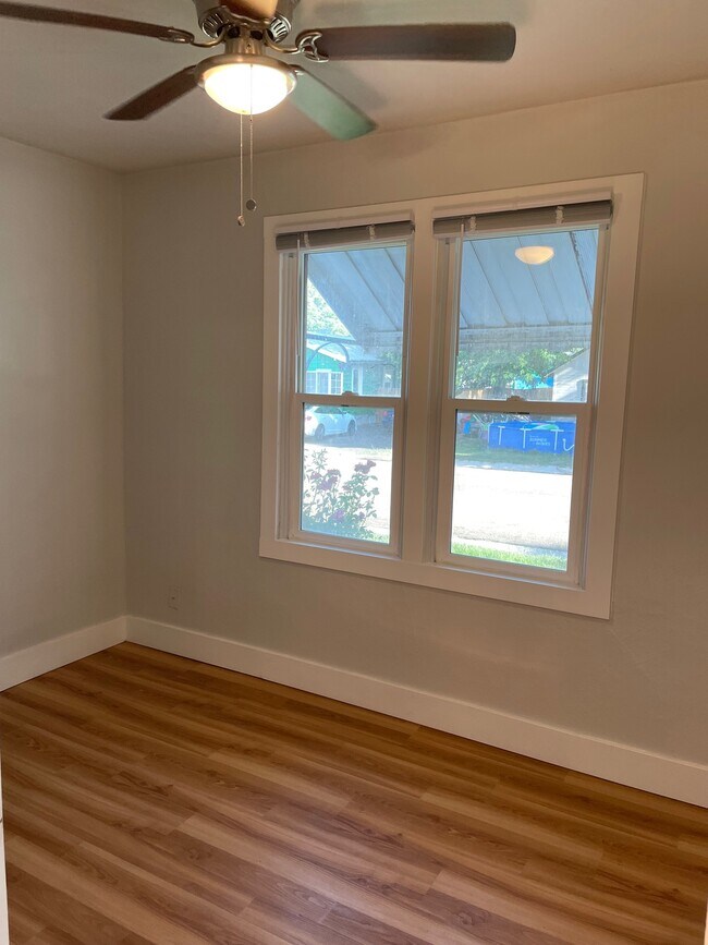 Building Photo - 2001 E Maple St Unit B