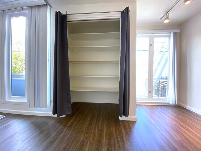 Foto del edificio - 2451 Greenwich St